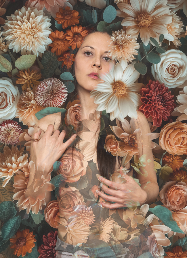 Doble exposicion cuerpo flores