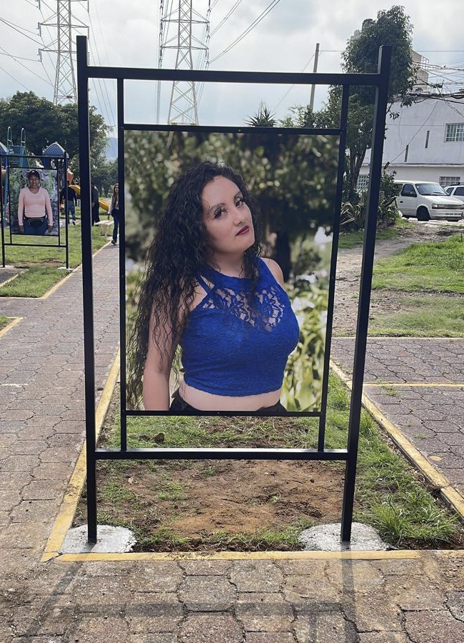 Guante decorado con abejas en sesión de moda