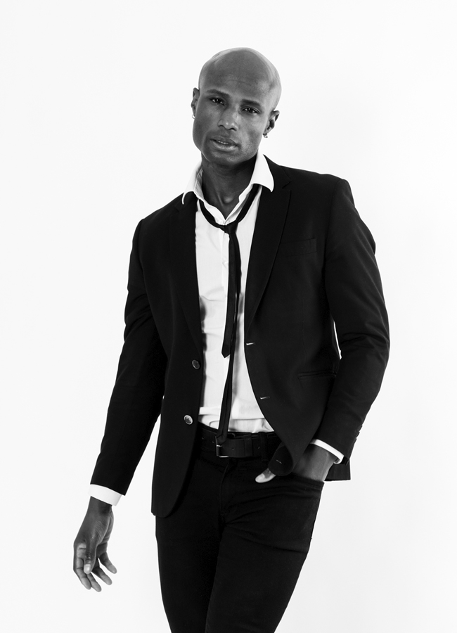 Traje blanco y negro en sesión editorial