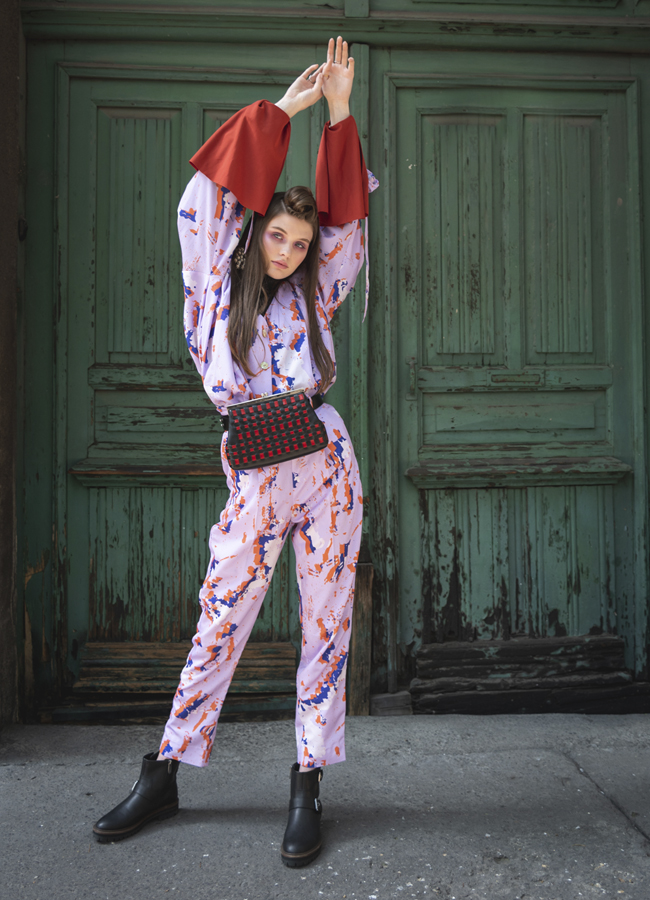 Editorial con vestimenta rosa pastel