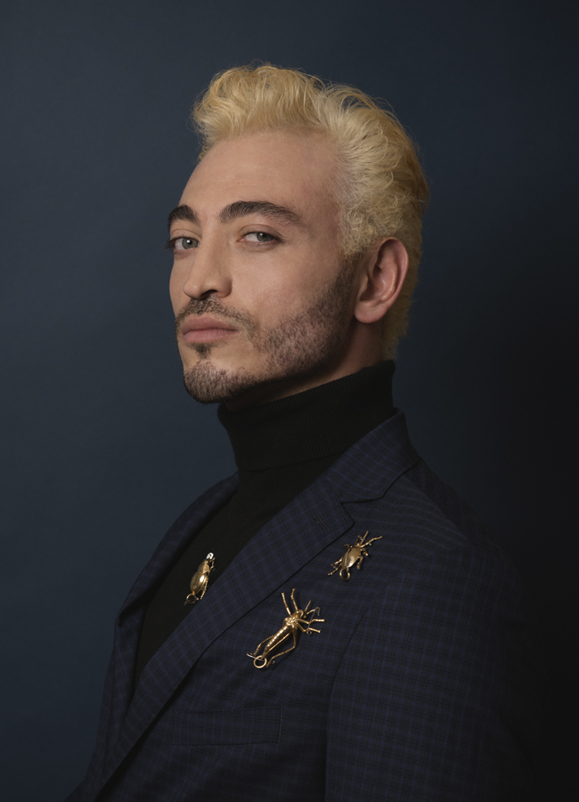 Modelo seria con joyería animalística