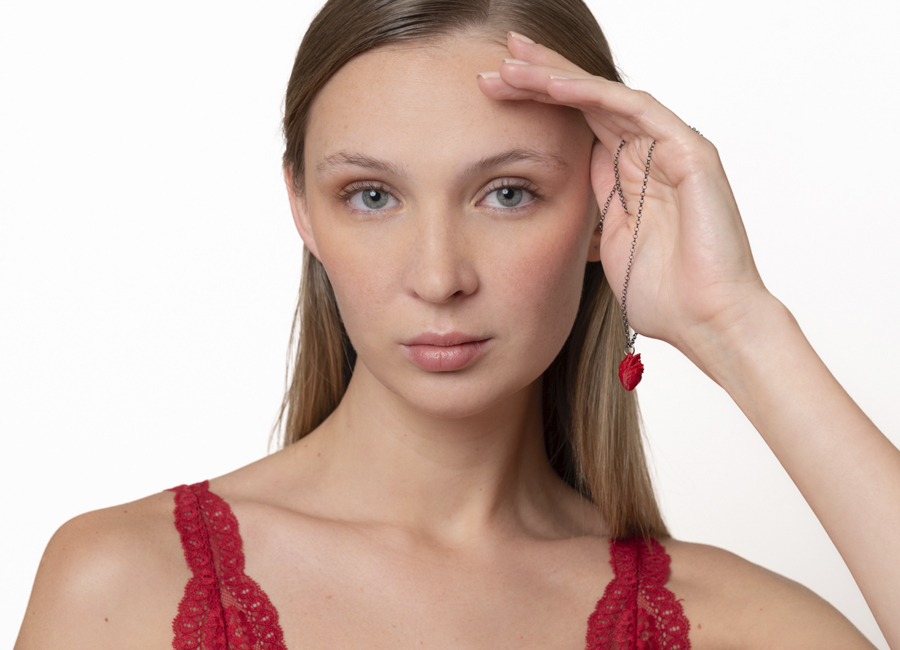 Corazón rojo como accesorio en estética beauty
