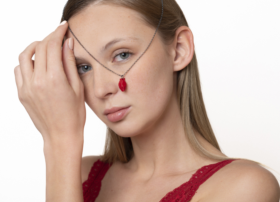Corazón rojo como elemento de moda conceptual