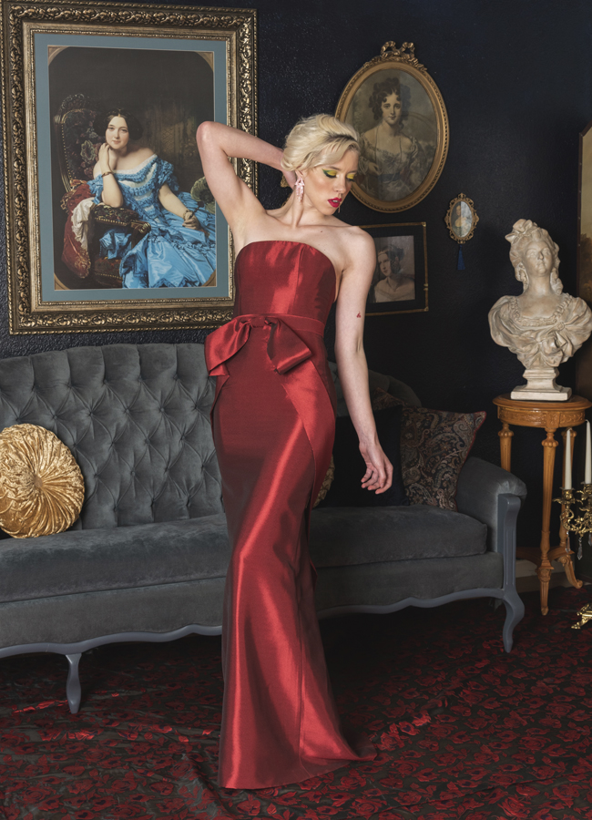 Modelo luciendo vestido rojo elegante