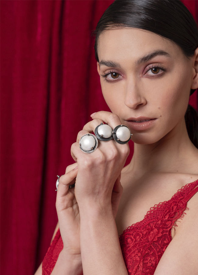 Accesorios de perlas grandes en primer plano