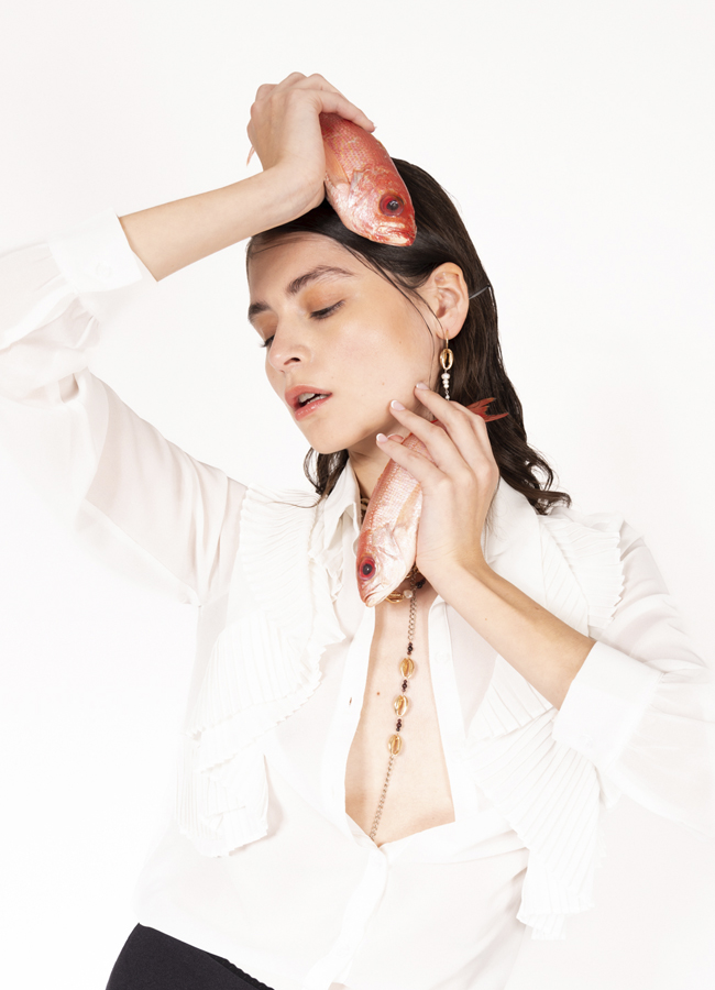 Joyería en forma de pescado rojo en sesión de moda