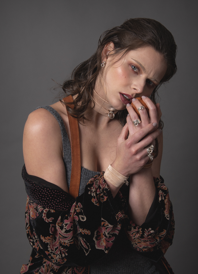 Modelo con pera en retrato de medio cuerpo
