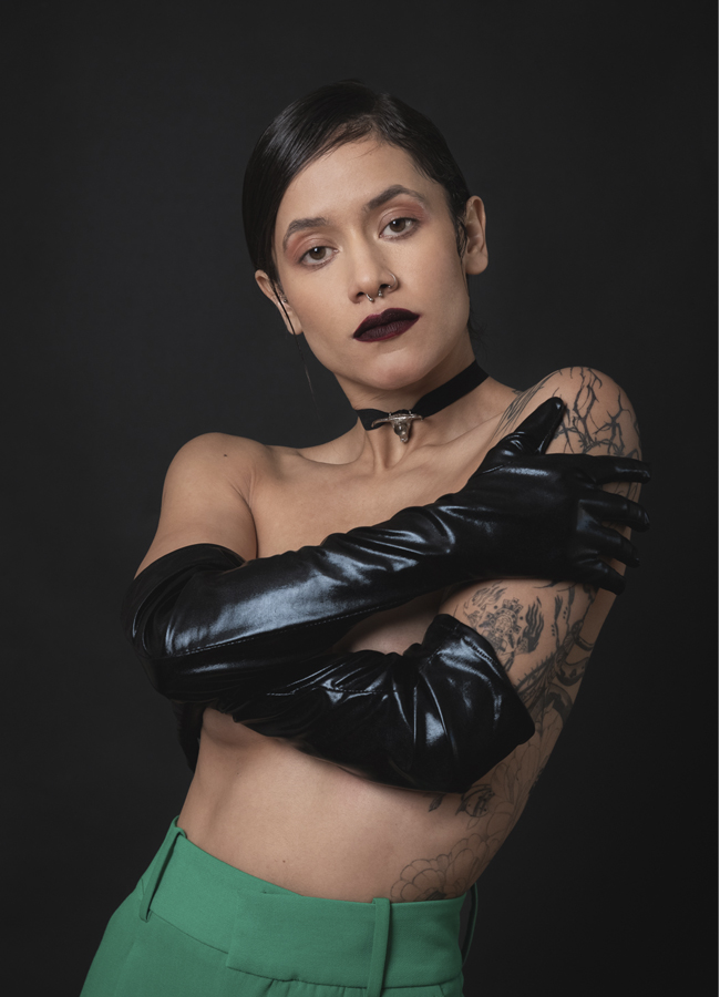 Estética de toro con guantes en moda conceptual