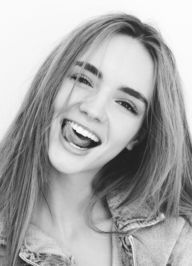 Paulina mostrando la lengua