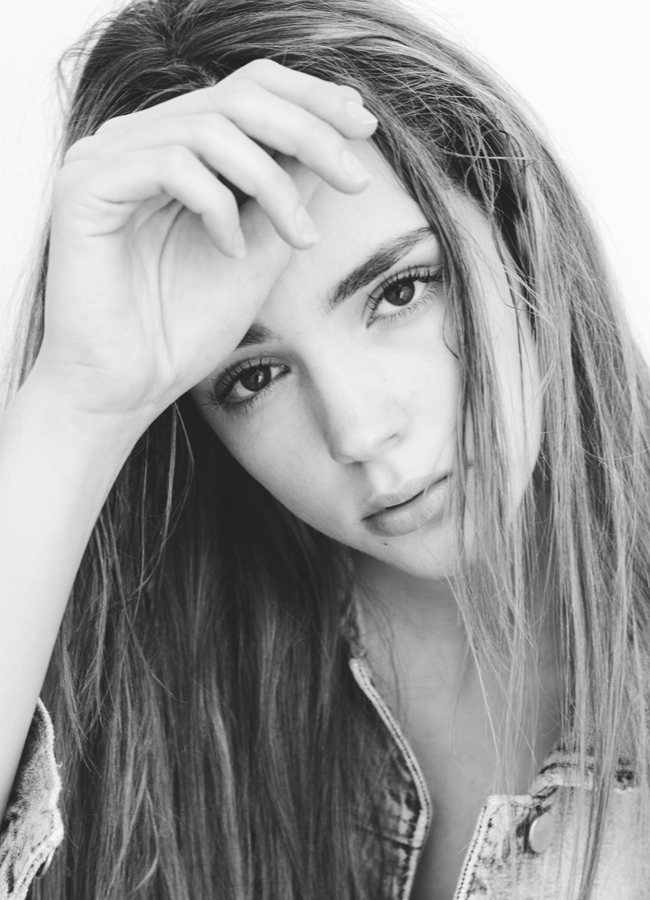 Paulina extendiendo la mano